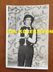 UĞUR BÖCEKLERİ MÜZİK GRUBUNUN ORİJİNAL 3'LÜ FOTOĞRAF SETİ (ZEKİ YURTBAŞI & YALÇIN ÖZDEN) - 18 x 12 cm EBADINDA - ZEKİ YURTBAŞI & YALÇIN GÜLDÜRÜ OYUNU YAPARLARKEN ÇEKİLMİŞ 3 FARKLI KARE