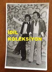 UĞUR BÖCEKLERİ MÜZİK GRUBUNUN ORİJİNAL 3'LÜ FOTOĞRAF SETİ (ZEKİ YURTBAŞI & YALÇIN ÖZDEN) - 18 x 12 cm EBADINDA - ZEKİ YURTBAŞI & YALÇIN GÜLDÜRÜ OYUNU YAPARLARKEN ÇEKİLMİŞ 3 FARKLI KARE