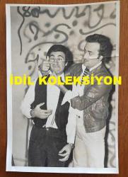 UĞUR BÖCEKLERİ MÜZİK GRUBUNUN ORİJİNAL 3'LÜ FOTOĞRAF SETİ (ZEKİ YURTBAŞI & YALÇIN ÖZDEN) - 18 x 12 cm EBADINDA - ZEKİ YURTBAŞI & YALÇIN GÜLDÜRÜ OYUNU YAPARLARKEN ÇEKİLMİŞ 3 FARKLI KARE