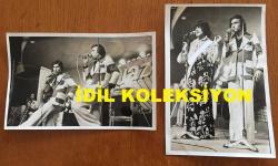 UĞUR BÖCEKLERİ MÜZİK GRUBUNUN ORİJİNAL 2'Lİ FOTOĞRAF SETİ (ZEKİ YURTBAŞI & YALÇIN ÖZDEN) - 18 x 12 cm EBADINDA - ZEKİ YURTBAŞI & YALÇIN SAHNEDE HEM GÜLDÜRÜP HEM DE ŞARKI SÖYLERLERKEN ÇEKİLMİŞ 2 FARKLI KARE