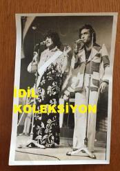 UĞUR BÖCEKLERİ MÜZİK GRUBUNUN ORİJİNAL 2'Lİ FOTOĞRAF SETİ (ZEKİ YURTBAŞI & YALÇIN ÖZDEN) - 18 x 12 cm EBADINDA - ZEKİ YURTBAŞI & YALÇIN SAHNEDE HEM GÜLDÜRÜP HEM DE ŞARKI SÖYLERLERKEN ÇEKİLMİŞ 2 FARKLI KARE