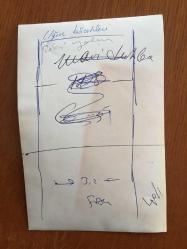 UĞUR BÖCEKLERİ MÜZİK GRUBUNUN ORİJİNAL 2'Lİ FOTOĞRAF SETİ (ZEKİ YURTBAŞI & YALÇIN ÖZDEN) - 18 x 12 cm EBADINDA - ZEKİ YURTBAŞI & YALÇIN SAHNEDE HEM GÜLDÜRÜP HEM DE ŞARKI SÖYLERLERKEN ÇEKİLMİŞ 2 FARKLI KARE