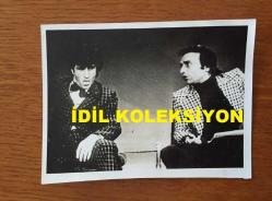 UĞUR BÖCEKLERİ MÜZİK GRUBUNUN TELEVİZYON EKRANINDAN ÇEKİLMİŞ AJANS BASIMI FOTOĞRAFI (ZEKİ YURTBAŞI & YALÇIN ÖZDEN) - 12 x 9 cm EBADINDA - ZEKİ YURTBAŞI & YALÇIN BİR TV PROGRAMINA KONUK OLARAK ÇIKTIKLARINDA TELEVİZYON EKRANINDAN ÇEKİLMİŞ BİR KARE