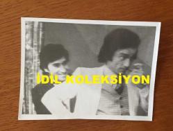 UĞUR BÖCEKLERİ MÜZİK GRUBUNUN TELEVİZYON EKRANINDAN ÇEKİLMİŞ AJANS BASIMI FOTOĞRAFI (ZEKİ YURTBAŞI & YALÇIN ÖZDEN) - 12 x 9 cm EBADINDA - ZEKİ YURTBAŞI & YALÇIN BİR TV PROGRAMINA KONUK OLARAK ÇIKTIKLARINDA TELEVİZYON EKRANINDAN ÇEKİLMİŞ BİR KARE