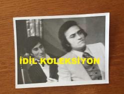 UĞUR BÖCEKLERİ MÜZİK GRUBUNUN TELEVİZYON EKRANINDAN ÇEKİLMİŞ AJANS BASIMI FOTOĞRAFI (ZEKİ YURTBAŞI & YALÇIN ÖZDEN) - 12 x 9 cm EBADINDA - ZEKİ YURTBAŞI & YALÇIN BİR TV PROGRAMINA KONUK OLARAK ÇIKTIKLARINDA TELEVİZYON EKRANINDAN ÇEKİLMİŞ BİR KARE