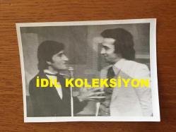 UĞUR BÖCEKLERİ MÜZİK GRUBUNUN TELEVİZYON EKRANINDAN ÇEKİLMİŞ AJANS BASIMI FOTOĞRAFI (ZEKİ YURTBAŞI & YALÇIN ÖZDEN) - 12 x 9 cm EBADINDA - ZEKİ YURTBAŞI & YALÇIN BİR TV PROGRAMINA KONUK OLARAK ÇIKTIKLARINDA TELEVİZYON EKRANINDAN ÇEKİLMİŞ BİR KARE