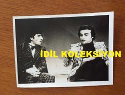 UĞUR BÖCEKLERİ MÜZİK GRUBUNUN TELEVİZYON EKRANINDAN ÇEKİLMİŞ AJANS BASIMI FOTOĞRAFI (ZEKİ YURTBAŞI & YALÇIN ÖZDEN) - 12 x 9 cm EBADINDA - ZEKİ YURTBAŞI & YALÇIN BİR TV PROGRAMINA KONUK OLARAK ÇIKTIKLARINDA TELEVİZYON EKRANINDAN ÇEKİLMİŞ BİR KARE