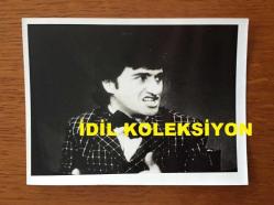 UĞUR BÖCEKLERİ MÜZİK GRUBUNUN TELEVİZYON EKRANINDAN ÇEKİLMİŞ AJANS BASIMI FOTOĞRAFI (ZEKİ YURTBAŞI & YALÇIN ÖZDEN) - 12 x 9 cm EBADINDA - ZEKİ YURTBAŞI & YALÇIN BİR TV PROGRAMINA KONUK OLARAK ÇIKTIKLARINDA TELEVİZYON EKRANINDAN ÇEKİLMİŞ BİR KARE