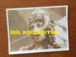 UĞUR BÖCEKLERİ MÜZİK GRUBUNUN TELEVİZYON EKRANINDAN ÇEKİLMİŞ AJANS BASIMI FOTOĞRAFI (ZEKİ YURTBAŞI & YALÇIN ÖZDEN) - 12 x 9 cm EBADINDA - ZEKİ YURTBAŞI & YALÇIN BİR TV PROGRAMINA KONUK OLARAK ÇIKTIKLARINDA TELEVİZYON EKRANINDAN ÇEKİLMİŞ BİR KARE