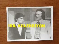 UĞUR BÖCEKLERİ MÜZİK GRUBUNUN TELEVİZYON EKRANINDAN ÇEKİLMİŞ AJANS BASIMI FOTOĞRAFI (ZEKİ YURTBAŞI & YALÇIN ÖZDEN) - 12 x 9 cm EBADINDA - ZEKİ YURTBAŞI & YALÇIN BİR TV PROGRAMINA KONUK OLARAK ÇIKTIKLARINDA TELEVİZYON EKRANINDAN ÇEKİLMİŞ BİR KARE