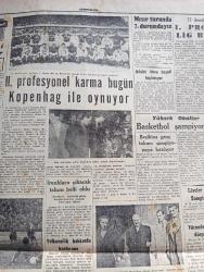 Cumhuriyet Gazetesi - 21 Ocak 1958 - Yüksek Rütbeli Komutanlar Arasında Nakil Ve Tayinler - İstanbul Merkez Komutanlığına Tuğgeneral Vahit Kıratlı Getirildi - Başbakan Adnan Menderes'in Tetkikleri Fotoğrafı - Bağdad Paktı İçtimaında Aktedilen İlk Anlaşma - Fatin Rüştü Zorlu'nun Kıbrıs'a Dair Beyanatı - Burdur'da 20 Hürriyetli Hapse Mahkum Edildi - Mebuslar Kan Vermeye Başladılar Fotoğrafı - Amerika'dan Gıda Maddeleri Alıyoruz - Üniversite Ve Siyaset Yazan Profesör Doktor Hüseyin Naili Kubalı - Dünya'nın En Büyük Emniyet Teşkilatı FBI'in Hikâyesi Çeviren M. K. Kan Yazı Dizisi - Yazanlar Ve Okuyanlar Yazan Burhan Felek Köşe Yazısı - İtalya'da Norma'yı Oynayacak Opera Sanatkarı Kalmıyor - Gençlik Rüyası Filmi Yeni Melek Sinemasında - Dünya Karikatürleri -  Amerikan Basketbol Şampiyonası Bir Yılda 158.000.000 Kişi Seyretti - Kulüpler Ecnebi Hakem İstiyorlar - Milli Basketbolcu Yılmaz Gündüz Ameliyat Oldu