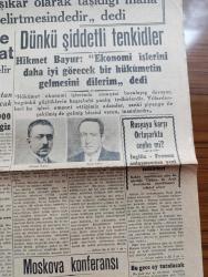 Cumhuriyet Gazetesi - 18 Aralık 1945 - Bir Tamim Yazan Nadir Nadi Köşe Yazısı - Meclis Dün Bütçe Görüşmelerine Başladı - Maliye Bakanı Nurullah Esad Sümer'in Bütçe İçin Verdiği Mühim İzahat - Hikmet Bayur Ekonomi İşlerini Daha İyi Görecek Bir Hükümetin Gelmesini Dilerim Dedi - Mısır Hükümeti İngiltere'ye Nota Verdi - Elektrik Fabrikası Tehlikeli Durumda - Tasarruf Haftası - Bu Gece Ay Tutulacak - Sanatkar Haluk Tanju'nun Resim Sergisi - İki Kıymetli Sanatkar Mithat Fenmen İle Orhan Borar'ın Verecekleri Konser - Azerbaycan Hükümeti Programını İlan Etti - Bir Aşk Gecesi Nakleden Hamdi Varoğlu - Zeytinyağı İşi Yazan Burhan Felek Köşe Yazısı - Penceredeki Kadın Bu Akşam Sümer Sinemasında - Münir Nurettin Selçuk - Bugünkü Radyo Programı - Borsa - Atomin Pantolon Pardesü