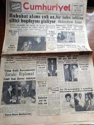 Cumhuriyet Gazetesi - 14 Ekim 1954 - Hububat Alımı Çok Az Çiftçi Buğdayını Gizliyor - Ticaret Vekili Zühtü Velibeşe Gene Makale Yazdı - Sümerbank Alım Satım Müessesi Müdürü Faruk Gönel Dünkü Toplantıda Konuşurken Fotoğraf - Yugoslav Milli Takımı Dün Gece İlan Edildi - Yakup Kadri Karaosmanoğlu Zoraki Diplomat İsimli Yeni Eserini Anlatıyor Fotoğraf - Ses Tiyatrosunda 7 Sanatkar Dün Kömür Gazından Zehirlendi - Ankara Bayramı Münasebetiyle Reisicumhur Celal Bayar'ı Ziyaret Eden Küçük Ankara Efeleri - 1001 Kuyu Yazan Va Nü Yazı Dizisi - Fransa Uçan Daire Memleketi Oldu - Şehir Tiyatrosu Temsilleri Rağbet Gördü - Milli Maça Dair Gündüz Kılıç'ın Demeci - Bu Haftaki Mühim Futbol Karşılaşması Fenerbahçe Beşiktaş -  Bahçeden Bir Adam Girdi Yazan Perihan Zorlu Yazı Dizisi - Değerli Sanatkar Sabite Tur Gülerman Sarışın Bomba Gönül Yazar - Turkuaz Aile Saz Salonunda - Resimli Romanımız Doktorun Aşkı Yazan George Simenon - Gripin - Puro Tuvalet Sabunu - Caterpillar Traktör
