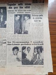 Cumhuriyet Gazetesi - 14 Ekim 1954 - Hububat Alımı Çok Az Çiftçi Buğdayını Gizliyor - Ticaret Vekili Zühtü Velibeşe Gene Makale Yazdı - Sümerbank Alım Satım Müessesi Müdürü Faruk Gönel Dünkü Toplantıda Konuşurken Fotoğraf - Yugoslav Milli Takımı Dün Gece İlan Edildi - Yakup Kadri Karaosmanoğlu Zoraki Diplomat İsimli Yeni Eserini Anlatıyor Fotoğraf - Ses Tiyatrosunda 7 Sanatkar Dün Kömür Gazından Zehirlendi - Ankara Bayramı Münasebetiyle Reisicumhur Celal Bayar'ı Ziyaret Eden Küçük Ankara Efeleri - 1001 Kuyu Yazan Va Nü Yazı Dizisi - Fransa Uçan Daire Memleketi Oldu - Şehir Tiyatrosu Temsilleri Rağbet Gördü - Milli Maça Dair Gündüz Kılıç'ın Demeci - Bu Haftaki Mühim Futbol Karşılaşması Fenerbahçe Beşiktaş -  Bahçeden Bir Adam Girdi Yazan Perihan Zorlu Yazı Dizisi - Değerli Sanatkar Sabite Tur Gülerman Sarışın Bomba Gönül Yazar - Turkuaz Aile Saz Salonunda - Resimli Romanımız Doktorun Aşkı Yazan George Simenon - Gripin - Puro Tuvalet Sabunu - Caterpillar Traktör