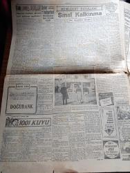 Cumhuriyet Gazetesi - 14 Ekim 1954 - Hububat Alımı Çok Az Çiftçi Buğdayını Gizliyor - Ticaret Vekili Zühtü Velibeşe Gene Makale Yazdı - Sümerbank Alım Satım Müessesi Müdürü Faruk Gönel Dünkü Toplantıda Konuşurken Fotoğraf - Yugoslav Milli Takımı Dün Gece İlan Edildi - Yakup Kadri Karaosmanoğlu Zoraki Diplomat İsimli Yeni Eserini Anlatıyor Fotoğraf - Ses Tiyatrosunda 7 Sanatkar Dün Kömür Gazından Zehirlendi - Ankara Bayramı Münasebetiyle Reisicumhur Celal Bayar'ı Ziyaret Eden Küçük Ankara Efeleri - 1001 Kuyu Yazan Va Nü Yazı Dizisi - Fransa Uçan Daire Memleketi Oldu - Şehir Tiyatrosu Temsilleri Rağbet Gördü - Milli Maça Dair Gündüz Kılıç'ın Demeci - Bu Haftaki Mühim Futbol Karşılaşması Fenerbahçe Beşiktaş -  Bahçeden Bir Adam Girdi Yazan Perihan Zorlu Yazı Dizisi - Değerli Sanatkar Sabite Tur Gülerman Sarışın Bomba Gönül Yazar - Turkuaz Aile Saz Salonunda - Resimli Romanımız Doktorun Aşkı Yazan George Simenon - Gripin - Puro Tuvalet Sabunu - Caterpillar Traktör