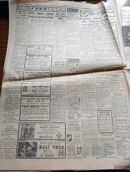 Cumhuriyet Gazetesi - 14 Ekim 1954 - Hububat Alımı Çok Az Çiftçi Buğdayını Gizliyor - Ticaret Vekili Zühtü Velibeşe Gene Makale Yazdı - Sümerbank Alım Satım Müessesi Müdürü Faruk Gönel Dünkü Toplantıda Konuşurken Fotoğraf - Yugoslav Milli Takımı Dün Gece İlan Edildi - Yakup Kadri Karaosmanoğlu Zoraki Diplomat İsimli Yeni Eserini Anlatıyor Fotoğraf - Ses Tiyatrosunda 7 Sanatkar Dün Kömür Gazından Zehirlendi - Ankara Bayramı Münasebetiyle Reisicumhur Celal Bayar'ı Ziyaret Eden Küçük Ankara Efeleri - 1001 Kuyu Yazan Va Nü Yazı Dizisi - Fransa Uçan Daire Memleketi Oldu - Şehir Tiyatrosu Temsilleri Rağbet Gördü - Milli Maça Dair Gündüz Kılıç'ın Demeci - Bu Haftaki Mühim Futbol Karşılaşması Fenerbahçe Beşiktaş -  Bahçeden Bir Adam Girdi Yazan Perihan Zorlu Yazı Dizisi - Değerli Sanatkar Sabite Tur Gülerman Sarışın Bomba Gönül Yazar - Turkuaz Aile Saz Salonunda - Resimli Romanımız Doktorun Aşkı Yazan George Simenon - Gripin - Puro Tuvalet Sabunu - Caterpillar Traktör