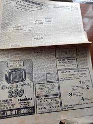 Cumhuriyet Gazetesi - 20 Ekim 1954 - Paramızın Kıymetini Korumak İçin Alınan Tedbirler - Irak Başvekili Nuri Said Paşa Türkiye'den Ayrıldı - Irak Başbakanı Nuri Sait Paşa Ve Adnan Menderes Yeşilköy Havaalanında Fotoğrafı - İstanbul Belgrad Temsili Maçı - Perapalas Oteli Sahibi Misbah Muhayyeş'in Vasiyetnamesi Açıldı -  Zoraki Diplomat Yazan Yakup Kadri Karaosmanoğlu Yazı Dizisi - Cumhuriyet Bayramı Hazırlığı - Korgeneral Fazıl Bilge Teğmen Hasan Güngör Ve Er Latif Karagöze Hediyelerini Veriyor - 1001 Kuyu Yazan Va Nü Yazı Dizisi - Londra Geceleri Yazan Robert Fabian Yazı Dizisi - Almanya'da Hayat Yazan Burhan Felek Köşe Yazısı - Dolandırıcı Filmi İstanbul'da İlk Kez Türkçe Olarak Alkazarda - Mazisini Unutan Kadın Lüks Ve Pangaltı Tan Sinemalarında - Dünya Basketbol Şampiyonası - Lig Maçlarında Hakem Deplasmanı Yapılacak - Bahçeden Bir Adam Girdi Yazan Perihan Zorlu Yazı Dizisi - Resimli Romanımız Doktorun Aşkı Yazan George Simenon - Film Yıldızı Belgin Doruk Puro Tuvalet Sabunu Diyor