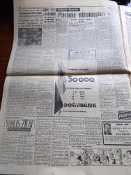Cumhuriyet Gazetesi - 12 Temmuz 1957 - İngiliz Hükümeti Kıbrıs İçin Karar Arefesinde - İsmet İnönü Ve Fevzi Lütfi Karaosmanoğlu Cumhuriyetçi Millet Partisi Lideri Osman Bölükbaşı İle Görüştürülmedi - İstanbul'da Demokrat Parti İl Başkanları İkileşti - Ticaret Bakanı Abdullah Aker Kahire'ye Gitti - Maltada Türk Denizcileri  Fotoğrafı - Ağa Han 80 Yaşında Dün Cenevre'de Öldü - Ingrid Bergman Kızı İle Fotoğrafı- Bayram Zabıta Vakaları Yönünden Hareketli Geçti - Senenin En Beğenilen Perde Ve Sahne Eseri Uyuyan Prens - Yanlış Zifaf Yazan Kemal Bilbaşar Yazı Dizisi - Asya Gripi Suriye'de - Suriye İsrail Çarpışması - Dansöz Özcan Tekgül Bir Kaza Geçirdi - Fransa Lig Maçları 18 Ağustos'ta Başlıyor  - Büyük Casuslar Derleyen A. Cemalettin Saraçoğlu Yazı Dizisi -  Gençlik Kupası - Beykozspor Bugün Sofya'ya Gidiyor - Dünya Eskrim Şampiyonasına Katılıyoruz - Fenerbahçe'de Kongre Hazırlıkları - İstanbul Enternasyonal Yelken Haftası Ferdi Yarışları Başladı -Tenis Yıldızı Lew Hoad - Havilland Krem