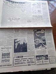 Cumhuriyet Gazetesi - 12 Temmuz 1957 - İngiliz Hükümeti Kıbrıs İçin Karar Arefesinde - İsmet İnönü Ve Fevzi Lütfi Karaosmanoğlu Cumhuriyetçi Millet Partisi Lideri Osman Bölükbaşı İle Görüştürülmedi - İstanbul'da Demokrat Parti İl Başkanları İkileşti - Ticaret Bakanı Abdullah Aker Kahire'ye Gitti - Maltada Türk Denizcileri  Fotoğrafı - Ağa Han 80 Yaşında Dün Cenevre'de Öldü - Ingrid Bergman Kızı İle Fotoğrafı- Bayram Zabıta Vakaları Yönünden Hareketli Geçti - Senenin En Beğenilen Perde Ve Sahne Eseri Uyuyan Prens - Yanlış Zifaf Yazan Kemal Bilbaşar Yazı Dizisi - Asya Gripi Suriye'de - Suriye İsrail Çarpışması - Dansöz Özcan Tekgül Bir Kaza Geçirdi - Fransa Lig Maçları 18 Ağustos'ta Başlıyor  - Büyük Casuslar Derleyen A. Cemalettin Saraçoğlu Yazı Dizisi -  Gençlik Kupası - Beykozspor Bugün Sofya'ya Gidiyor - Dünya Eskrim Şampiyonasına Katılıyoruz - Fenerbahçe'de Kongre Hazırlıkları - İstanbul Enternasyonal Yelken Haftası Ferdi Yarışları Başladı -Tenis Yıldızı Lew Hoad - Havilland Krem
