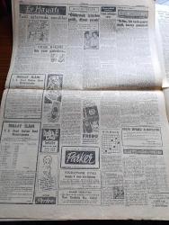 Cumhuriyet Gazetesi - 12 Temmuz 1957 - İngiliz Hükümeti Kıbrıs İçin Karar Arefesinde - İsmet İnönü Ve Fevzi Lütfi Karaosmanoğlu Cumhuriyetçi Millet Partisi Lideri Osman Bölükbaşı İle Görüştürülmedi - İstanbul'da Demokrat Parti İl Başkanları İkileşti - Ticaret Bakanı Abdullah Aker Kahire'ye Gitti - Maltada Türk Denizcileri  Fotoğrafı - Ağa Han 80 Yaşında Dün Cenevre'de Öldü - Ingrid Bergman Kızı İle Fotoğrafı- Bayram Zabıta Vakaları Yönünden Hareketli Geçti - Senenin En Beğenilen Perde Ve Sahne Eseri Uyuyan Prens - Yanlış Zifaf Yazan Kemal Bilbaşar Yazı Dizisi - Asya Gripi Suriye'de - Suriye İsrail Çarpışması - Dansöz Özcan Tekgül Bir Kaza Geçirdi - Fransa Lig Maçları 18 Ağustos'ta Başlıyor  - Büyük Casuslar Derleyen A. Cemalettin Saraçoğlu Yazı Dizisi -  Gençlik Kupası - Beykozspor Bugün Sofya'ya Gidiyor - Dünya Eskrim Şampiyonasına Katılıyoruz - Fenerbahçe'de Kongre Hazırlıkları - İstanbul Enternasyonal Yelken Haftası Ferdi Yarışları Başladı -Tenis Yıldızı Lew Hoad - Havilland Krem