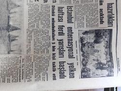 Cumhuriyet Gazetesi - 12 Temmuz 1957 - İngiliz Hükümeti Kıbrıs İçin Karar Arefesinde - İsmet İnönü Ve Fevzi Lütfi Karaosmanoğlu Cumhuriyetçi Millet Partisi Lideri Osman Bölükbaşı İle Görüştürülmedi - İstanbul'da Demokrat Parti İl Başkanları İkileşti - Ticaret Bakanı Abdullah Aker Kahire'ye Gitti - Maltada Türk Denizcileri  Fotoğrafı - Ağa Han 80 Yaşında Dün Cenevre'de Öldü - Ingrid Bergman Kızı İle Fotoğrafı- Bayram Zabıta Vakaları Yönünden Hareketli Geçti - Senenin En Beğenilen Perde Ve Sahne Eseri Uyuyan Prens - Yanlış Zifaf Yazan Kemal Bilbaşar Yazı Dizisi - Asya Gripi Suriye'de - Suriye İsrail Çarpışması - Dansöz Özcan Tekgül Bir Kaza Geçirdi - Fransa Lig Maçları 18 Ağustos'ta Başlıyor  - Büyük Casuslar Derleyen A. Cemalettin Saraçoğlu Yazı Dizisi -  Gençlik Kupası - Beykozspor Bugün Sofya'ya Gidiyor - Dünya Eskrim Şampiyonasına Katılıyoruz - Fenerbahçe'de Kongre Hazırlıkları - İstanbul Enternasyonal Yelken Haftası Ferdi Yarışları Başladı -Tenis Yıldızı Lew Hoad - Havilland Krem