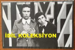 UĞUR BÖCEKLERİ MÜZİK GRUBUNUN ORİJİNAL AJANS BASIMI (KAĞIT BASKI) FOTOĞRAFI (ZEKİ YURTBAŞI & YALÇIN ÖZDEN) - 18 x 12 cm EBADINDA - SAHNE ALIRLARKEN