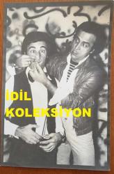 UĞUR BÖCEKLERİ MÜZİK GRUBUNUN ORİJİNAL AJANS BASIMI (KAĞIT BASKI) FOTOĞRAFI (ZEKİ YURTBAŞI & YALÇIN ÖZDEN) - 18 x 12 cm EBADINDA - GÜLDÜRÜ GÖSTERİSİ YAPARLARKEN