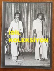 UĞUR BÖCEKLERİ MÜZİK GRUBUNUN ORİJİNAL AJANS BASIMI (KAĞIT BASKI) FOTOĞRAFI (ZEKİ YURTBAŞI & YALÇIN ÖZDEN) - 12 x 9 cm EBADINDA - SAHNEDE ŞARKI SÖYLERLERKEN