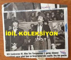 UĞUR BÖCEKLERİ MÜZİK GRUBUNUN ORİJİNAL DERGİDEN KESİLME FOTOĞRAFI (ZEKİ YURTBAŞI & YALÇIN ÖZDEN) - 13 x 11 cm EBADINDA - BİR ETKİNLİKTE FES TAKARAK SAHNE ALIRLARKEN