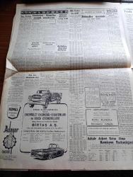Cumhuriyet Gazetesi - 31 Ağustos 1959 - Ankara'daki Törende 2 Jet İnfilak Etti - Uçak Faciası 50 Bin Kişinin Önünde Cereyan Etti Fotoğraf - 30 Ağustos Zafer Bayramı Bütün Yurdda Kutlandı - Kıbrıslı Rumlar Türkleri Mitralyözle Tehdid Ettiler - İzmir Fuarını Yarım Milyon Kişi Gezdi - Terfi Eden Subaylar Fotoğrafı- Doktor Fazıl Küçük Yeşilköy Havaalanında Fatin Rüştü Zorlu İle Fotoğrafı  - 30 Yıllık Halkın Sesi Gazetesi Kapandı - Atatürk Büyük Taarruzu Günü Gününe Bildiriyor Yazan Haluk Yusuf Şehsuvaroğlu Yazı Dizisi - Ortadirek Yazan Yaşar Kemal Yazı Dizisi - Malazgirtten Dumlupınara Yazan Hasan Ali Yücel Köşe Yazısı - Kadın Ve Çarşaf Yazan Hamdi Varoğlu Köşe Yazısı -Brigitte Bardot Geliyor - Dışişleri Bakanı Fatin Rüştü Zorlu Paris'e Gitti - Burhan Felek - Bir Film Çevirmesi İçin Callas'a 500,000 Dolar Verolecek- Feza Maymunu Baker'e Koca Lazım - Beşiktaş Vefa'yı Dün 4 1 Mağlup Etti - Binicilik Seçmeleri Dün Yapıldı -  Doğubank - Fenerbahçe Bursa'da Güven'i 4 0 Yendi - Komili Zeytinyağı