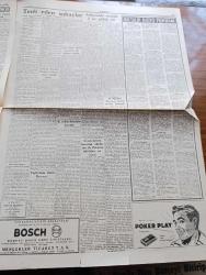 Cumhuriyet Gazetesi - 31 Ağustos 1959 - Ankara'daki Törende 2 Jet İnfilak Etti - Uçak Faciası 50 Bin Kişinin Önünde Cereyan Etti Fotoğraf - 30 Ağustos Zafer Bayramı Bütün Yurdda Kutlandı - Kıbrıslı Rumlar Türkleri Mitralyözle Tehdid Ettiler - İzmir Fuarını Yarım Milyon Kişi Gezdi - Terfi Eden Subaylar Fotoğrafı- Doktor Fazıl Küçük Yeşilköy Havaalanında Fatin Rüştü Zorlu İle Fotoğrafı  - 30 Yıllık Halkın Sesi Gazetesi Kapandı - Atatürk Büyük Taarruzu Günü Gününe Bildiriyor Yazan Haluk Yusuf Şehsuvaroğlu Yazı Dizisi - Ortadirek Yazan Yaşar Kemal Yazı Dizisi - Malazgirtten Dumlupınara Yazan Hasan Ali Yücel Köşe Yazısı - Kadın Ve Çarşaf Yazan Hamdi Varoğlu Köşe Yazısı -Brigitte Bardot Geliyor - Dışişleri Bakanı Fatin Rüştü Zorlu Paris'e Gitti - Burhan Felek - Bir Film Çevirmesi İçin Callas'a 500,000 Dolar Verolecek- Feza Maymunu Baker'e Koca Lazım - Beşiktaş Vefa'yı Dün 4 1 Mağlup Etti - Binicilik Seçmeleri Dün Yapıldı -  Doğubank - Fenerbahçe Bursa'da Güven'i 4 0 Yendi - Komili Zeytinyağı
