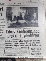 Cumhuriyet Gazetesi - 18 Ocak 1960 - İsmet İnönü Adnan Menderes'e Sert Bir Cevap Verdi - Kıbrıs Konferansında Gelişme Kaydediliyor - Yeni Deniz Yedek Subayları Fotoğrafı - Şemseddin Günaltay Protesto Edildi - Atıf Topaloğlu'nun Gezisi Üzerine Başbakan Adnan Menderes'e Gönderilen Mektuplar - Ordu Takımı Birleşik Arap Cumhuriyeti İle 1 1 Berabere Kaldı Fotoğraf - Adana CHP İl Kongresinde Kasım Gülek İle Kemal Satır Barıştılar - Roma Olimpiyatları Nasıl Hazırlanıyor Röportajı Yapan Arslan Tufan Yazman - Küçük Peyk'in Büyük Gazası Yazan Cemalettin Saraçoğlu Yazı Dizisi - İran Bütçesi Yazan Hasan Ali Yücel Köşe Yazısı - Taş Bebek Filmi Başrolde Gönül Yazar Göksel Arsoy Münir Özkul Atlas Sinemasında - Ocağın Ortasında Yazan Burhan Felek Köşe Yazısı - Çin'de Sarı Nehir Üzerinde 46 Baraj Kuruluyor - Resimli Roman Bir Çiçekle Yaz Olmaz Yazan ve Çizen Salih Erimez - Galatasaray Lucerne'i Dün 3 1 Mağlup Etti - Beşiktaş Altay'ı Da Yenemedi - Metin Oktay 3 Gol Attı - Spartak 4 Takviyeli Demirspor 4