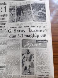 Cumhuriyet Gazetesi - 18 Ocak 1960 - İsmet İnönü Adnan Menderes'e Sert Bir Cevap Verdi - Kıbrıs Konferansında Gelişme Kaydediliyor - Yeni Deniz Yedek Subayları Fotoğrafı - Şemseddin Günaltay Protesto Edildi - Atıf Topaloğlu'nun Gezisi Üzerine Başbakan Adnan Menderes'e Gönderilen Mektuplar - Ordu Takımı Birleşik Arap Cumhuriyeti İle 1 1 Berabere Kaldı Fotoğraf - Adana CHP İl Kongresinde Kasım Gülek İle Kemal Satır Barıştılar - Roma Olimpiyatları Nasıl Hazırlanıyor Röportajı Yapan Arslan Tufan Yazman - Küçük Peyk'in Büyük Gazası Yazan Cemalettin Saraçoğlu Yazı Dizisi - İran Bütçesi Yazan Hasan Ali Yücel Köşe Yazısı - Taş Bebek Filmi Başrolde Gönül Yazar Göksel Arsoy Münir Özkul Atlas Sinemasında - Ocağın Ortasında Yazan Burhan Felek Köşe Yazısı - Çin'de Sarı Nehir Üzerinde 46 Baraj Kuruluyor - Resimli Roman Bir Çiçekle Yaz Olmaz Yazan ve Çizen Salih Erimez - Galatasaray Lucerne'i Dün 3 1 Mağlup Etti - Beşiktaş Altay'ı Da Yenemedi - Metin Oktay 3 Gol Attı - Spartak 4 Takviyeli Demirspor 4