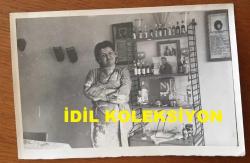 KAYNANALAR DİZİSİNİN DÖNDÜ'SÜ DEFNE YALNIZ'IN ORİJİNAL FOTOĞRAFI - 18 x 12 cm EBADINDA - DEFNE YALNIZ KADRAJA POZ VERİRKEN, 1970'LERDEN