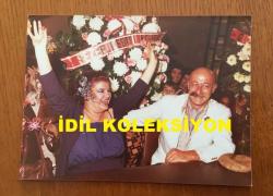 KAYNANALAR DİZİSİNİN DÖNDÜ'SÜ DEFNE YALNIZ'IN METE SEZER'LE NİKAHINDAN 2 FARKLI ORİJİNAL FOTOĞRAF - 18 x 13 cm ve 14,5 x 10,5 cm EBADINDA - 2 ADET FOTOĞRAF, MART 1981