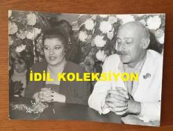 KAYNANALAR DİZİSİNİN DÖNDÜ'SÜ DEFNE YALNIZ'IN METE SEZER'LE NİKAHINDAN 2 FARKLI ORİJİNAL FOTOĞRAF - 18 x 13 cm ve 14,5 x 10,5 cm EBADINDA - 2 ADET FOTOĞRAF, MART 1981