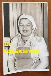 KAYNANALAR DİZİSİNİN DÖNDÜ'SÜ DEFNE YALNIZ'IN ORİJİNAL FOTOĞRAFI - 18 x 12 cm EBADINDA - DEFNE YALNIZ GÜLÜMSERKEN YAKINDAN ÇEKİLMİŞ NET KALİTEDE BİR FOTOĞRAF