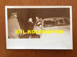 DEFNE YALNIZ & METE SEZER ÇİFTİNİN ÜST KATLARINDA OTURAN AVUKAT İLYAS AKÇAM TARAFINDAN BIÇAKLA YARALANMALARI OLAYINA AİT  ORİJİNAL 5'Lİ FOTOĞRAF SETİ - 18 x 12 cm EBADINDA - 22 MART 1983