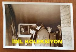 DEFNE YALNIZ & METE SEZER ÇİFTİNİN ÜST KATLARINDA OTURAN AVUKAT İLYAS AKÇAM TARAFINDAN BIÇAKLA YARALANMALARI OLAYINA AİT  ORİJİNAL 5'Lİ FOTOĞRAF SETİ - 18 x 12 cm EBADINDA - 22 MART 1983