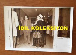 DEFNE YALNIZ & METE SEZER ÇİFTİNİN ÜST KATLARINDA OTURAN AVUKAT İLYAS AKÇAM TARAFINDAN BIÇAKLA YARALANMALARI OLAYINA AİT  ORİJİNAL 5'Lİ FOTOĞRAF SETİ - 18 x 12 cm EBADINDA - 22 MART 1983