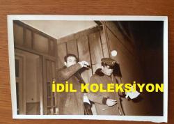 DEFNE YALNIZ & METE SEZER ÇİFTİNİN ÜST KATLARINDA OTURAN AVUKAT İLYAS AKÇAM TARAFINDAN BIÇAKLA YARALANMALARI OLAYINA AİT  ORİJİNAL 5'Lİ FOTOĞRAF SETİ - 18 x 12 cm EBADINDA - 22 MART 1983