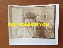 KAYNANALAR DİZİSİNİN DÖNDÜ'SÜ DEFNE YALNIZ'IN AJANS BASIMI ORİJİNAL FOTOĞRAFI - 15 x 12 cm EBADINDA - OYA BİTKİSEL MARGARİN REKLAMI, 1980'LER