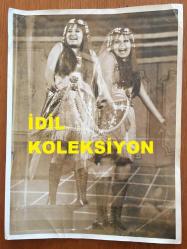 KAYNANALAR DİZİSİNİN DÖNDÜ'SÜ DEFNE YALNIZ'IN ORİJİNAL BÜYÜK BOY FOTOĞRAFI - 24 x 18 cm EBADINDA - DEFNE YALNIZ BERABERİNDEKİ KADIN OYUNCUYLA AYNI SAHNEDE OYUNUNU SERGİLERKEN