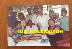 KAYNANALAR DİZİSİNİN DÖNDÜ'SÜ DEFNE YALNIZ'IN ORİJİNAL 2'Lİ FOTOĞRAF SETİ - 15 x 10 cm EBADINDA - DEFNE YALNIZ BİR GEMİDE ŞAMPİYONLUK ELDE ETTİĞİ TAVLA YARIŞMASINDAYKEN ÇEKİLMİŞ 2 FARKLI KARE