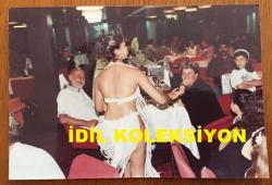 KAYNANALAR DİZİSİNİN DÖNDÜ'SÜ DEFNE YALNIZ'IN ORİJİNAL FOTOĞRAFI - 15 x 10 cm EBADINDA - DEFNE YALNIZ ve METE SEZER ÇİFTİ BİR MEKANDA DANSÖZ GÖSTERİSİNİ İZLERKEN ÇEKİLMİŞ BİR KARE