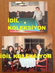 KAYNANALAR DİZİSİNİN DÖNDÜ'SÜ DEFNE YALNIZ'IN ORİJİNAL 2'Lİ FOTOĞRAF SETİ - 13 x 9 cm ve 10 x 8 cm EBADINDA 2 ADET FOTOĞRAF - DEFNE YALNIZ ve METE SEZER ÇİFTİ BİLARDO OYNARKEN ve SEVDİKLERİYLE HATIRA POZU VERİRKEN ÇEKİLMİŞ 2 FARKLI KARE