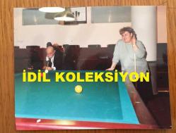 KAYNANALAR DİZİSİNİN DÖNDÜ'SÜ DEFNE YALNIZ'IN ORİJİNAL 2'Lİ FOTOĞRAF SETİ - 13 x 9 cm ve 10 x 8 cm EBADINDA 2 ADET FOTOĞRAF - DEFNE YALNIZ ve METE SEZER ÇİFTİ BİLARDO OYNARKEN ve SEVDİKLERİYLE HATIRA POZU VERİRKEN ÇEKİLMİŞ 2 FARKLI KARE