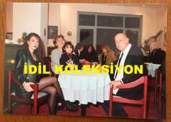 KAYNANALAR DİZİSİNİN DÖNDÜ'SÜ DEFNE YALNIZ'IN ORİJİNAL 2'Lİ FOTOĞRAF SETİ - 13 x 9 cm ve 10 x 8 cm EBADINDA 2 ADET FOTOĞRAF - DEFNE YALNIZ ve METE SEZER ÇİFTİ BİLARDO OYNARKEN ve SEVDİKLERİYLE HATIRA POZU VERİRKEN ÇEKİLMİŞ 2 FARKLI KARE