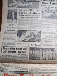 Cumhuriyet Gazetesi - 25 Temmuz 1956 - Kıbrıs Davasında Türk Hukuku En Eskidir Ve Kıymeti Haizdir - Erivandan Kurtulmak İsteyen Ermeniler -  İsmet İnönü Taşlıktaki Evinde Kıbrıs Hakkında Konuşurken Fotoğraf -  Başbakan Adnan Menderes Afganistana Hareket Etti -  Lozan Muahedesinin 33. Yıldönümü - Binicilerimizin Londra'da Kazandıkları Başarılar - Binicilik Ekibi Kaptanı Binbaşı Salih Koç Fotoğraf - Gülhane Parkında Yapılan Ev Kedi ve Köpekleri Arasında Müsabaka - Beynelmilel Yelken Müsabakaları - İki Devrin Perde Arkası Yazan Samih Nafiz Tansu Yazı Dizisi - Karanlıkta Sesler Yazan Perihan Zorlu Yazı Dizisi - Mussolini'nin Çocuklarına Maaş Bağlanıyor -Yeni Araba Vapurları - Borsa - Adalar Güzeli Ve Film Yıldızı Ayten Çankaya Puro Tuvalet Sabunu Kullanıyorum Diyor - Karacaoğlan Yazan Yaşar Kemal Resimleyen Münif Fehim Yazı Dizisi - Resimli Romanımız Kraliçenin Gerdanlığı Yazan Pierre Gordeaux - Tenisçi Nazmi Bari Fotoğraf - Futbol Hakem Mektebi Açılıyor - Novi Belgrad Voleybol Takımı