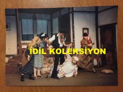 LEVENT KIRCA'NIN ORİJİNAL FOTOĞRAFI 18 x 12,5 cm EBADINDA - LEVENT KIRCA, OYA BAŞAR, TEKİN SİPER ve OLACAK O KADAR EKİBİ TİYATRO SAHNESİNDE AYNI KAREDELER